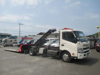 フルフラット仕様。赤色回転灯付きの県外搬送可能積載車です。通称：極東